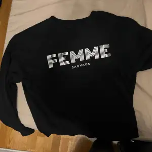 Svart sweatshirt med text från Gina. Använd typ 1 gång, säljer för ja nt använder & inte min stil