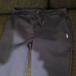 Ralph Lauren mjukisbyxor - Oanvänd i storlek M, säljer på grund av för stor storlek