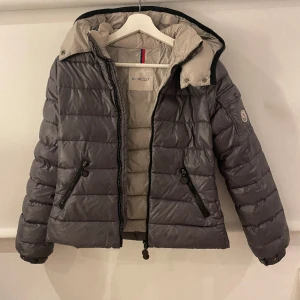 Moncler jacka - Säljer en moncler jacka i modellen bady storlek 12yr passar xs skick 7/10 Lappen på insidan har åkt av men den har siffrokod!