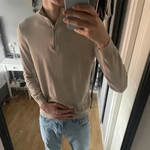 Stickad halfzip - En Nice halfzip  Passar till mycket Skick: 8/10 Nypris: 700kr 