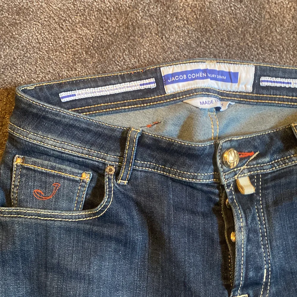 Säljer dessa eftertraktade jeans från Jacob cohen. Nyare modell så otroligt bra skick. Storlek 34 men passar 33. Jeans & Byxor.