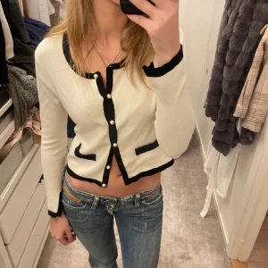 vit kofta med pärlknappar - Jättesöt tröja med fina detaljer som inte kommer till användning💘 Tryck gärna på köp nu!