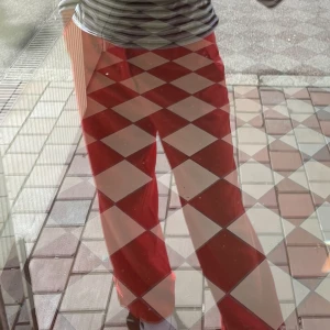 Röda kostymbyxor  - Säljer dessa coola röda byxor från Ginatricot   Inga lappar kvar men skulle säga att de är i stl S   Fint skick och inga defekter förekommer 