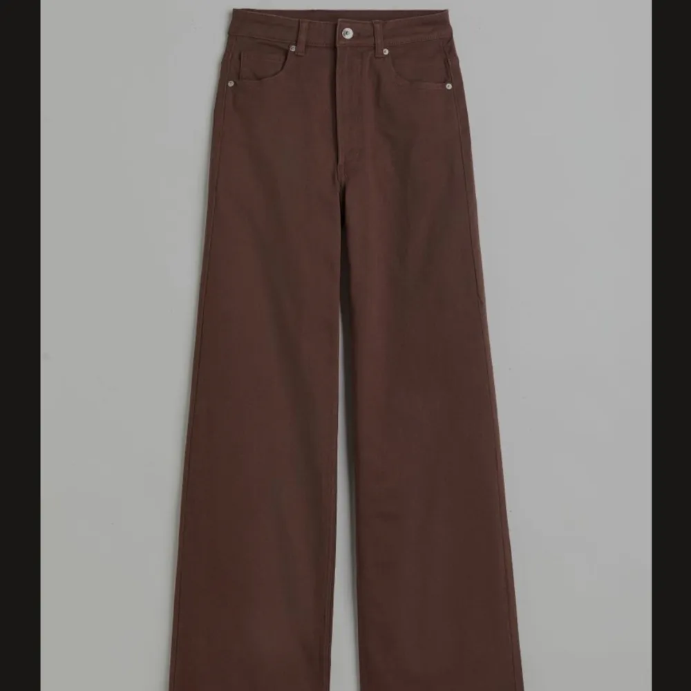 Mörkbruna i storlek 36, i bra skick, nypris 150. Jeans & Byxor.