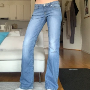 Lågmidjade bootcut jeans - Säljer dessa lågmidjade bootcut jeans som jag inte får användning för. De finns ingen lapp men jag skulle säga att de är en w28l34, de passar mig som har strl 34/36 och är 175 cm lång! Skriv vid frågor!!