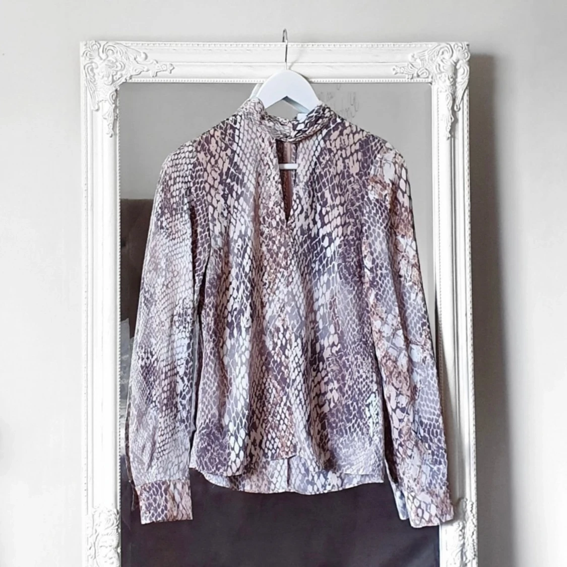 Beige blus XS cut-out snake print