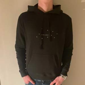 Riktigt fräsch hoodie från Saint Laurent! Hoodien är i toppenskick, 9/10! Kvitto finns. Nypris på denna ligger kring 7000 kr. Modellen på bilden är 183 cm lång, och väger ca 70 kg. Hör av dig vid intresse! 💫