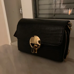 Svart väska - En fin svart väska.💕Fick den som present, den är oanvänt.