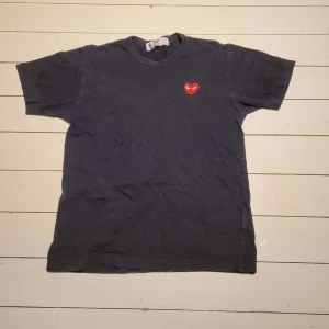 Comme de garcon tshirt - Comme des garcon t shirt Knappt använd