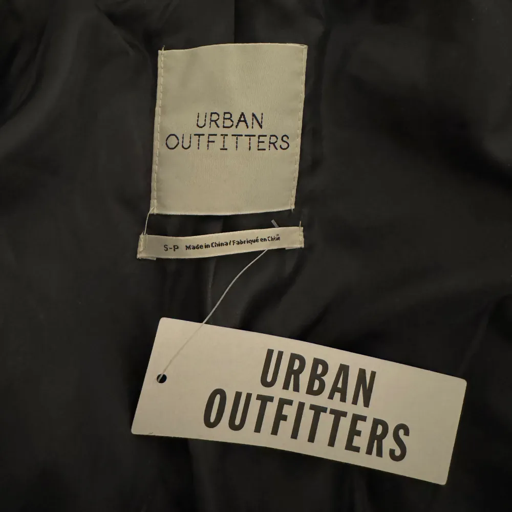 Mörkgrå fluffig jacka från Urban Outfitters. I nyskick med prislapp kvar. Tjockt i materialet och fodrad på insidan. Skriv för frågor ❤️. Jackor.