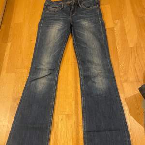 Jätte söta vintage jeans från H&M. De är lågmidjade och inga stora defekter förutom där nere lite  