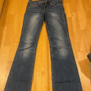 Mörk blå jeans  - Jätte söta vintage jeans från H&M. De är lågmidjade och inga stora defekter förutom där nere lite  