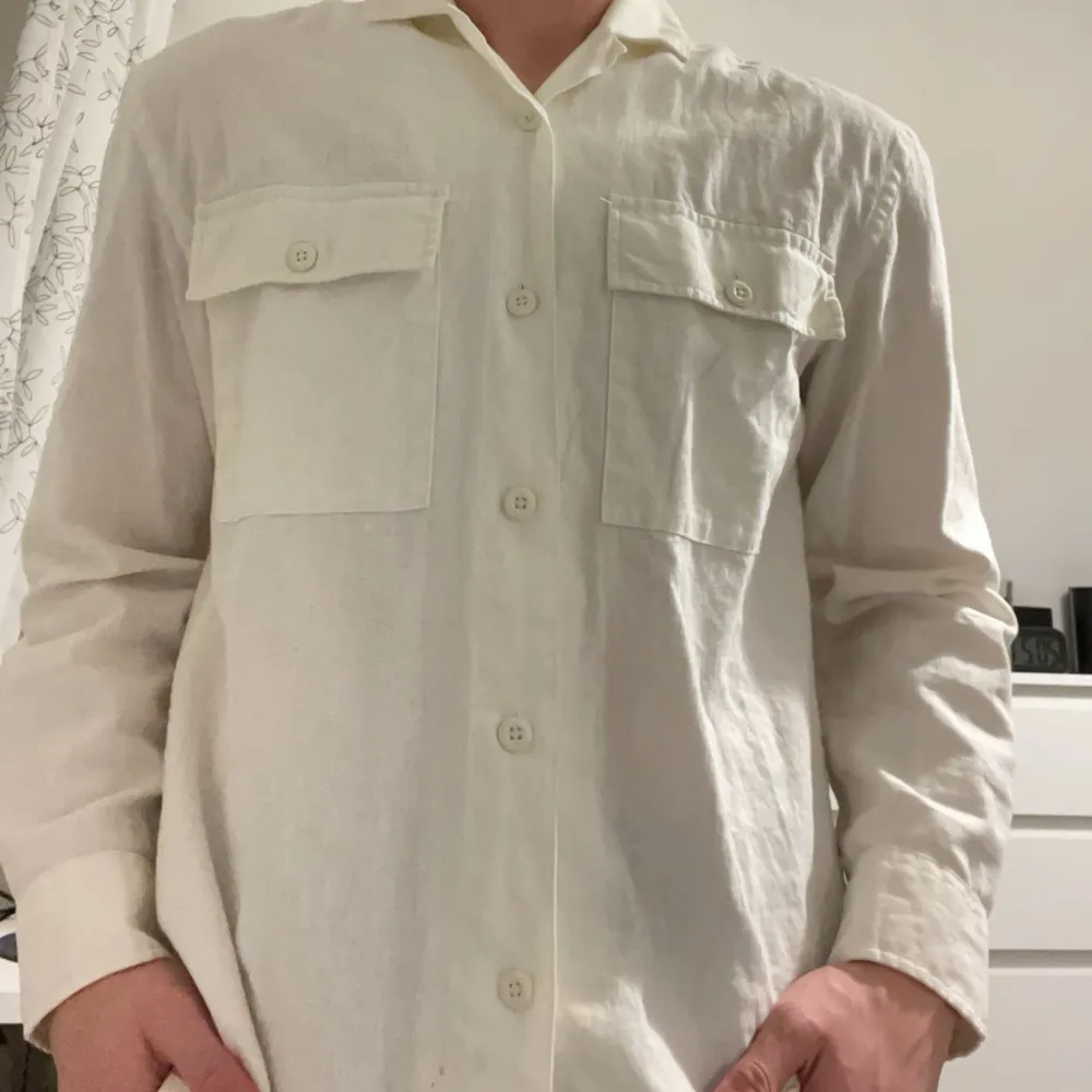 Luftig overshirt av bomull, passar perfekt till sena sommarkvällar. . Paidat.