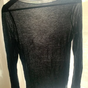 Intimissimi tröja - Boat Neck Ultralight tröja i modalkashmir i färgen 019 svart. Använd fåtal gånger så den är i mycket bra skick. Storlek M men eftersom den har en tajt modell så fungerar den som en S. Köparen står för frakt