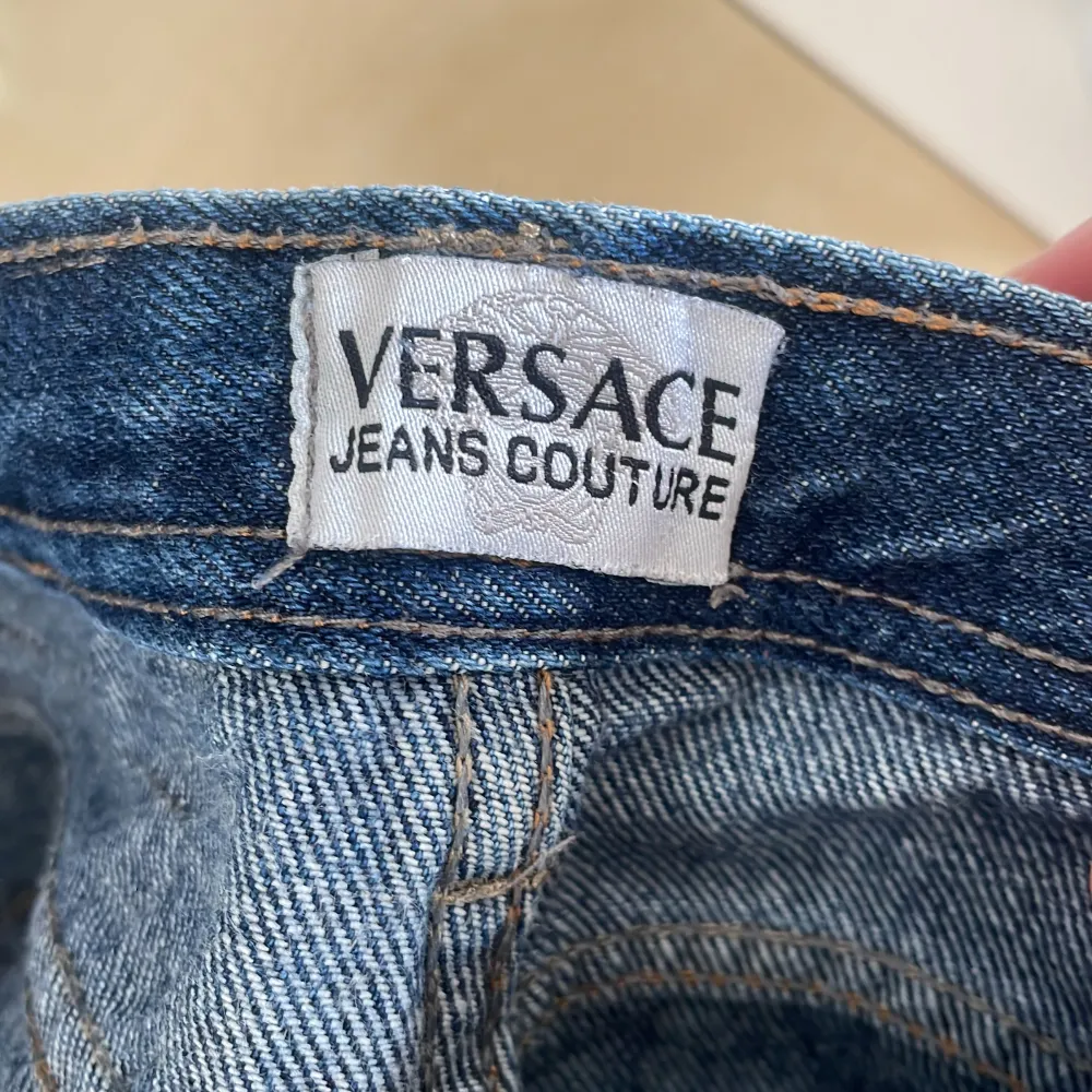 Så snygga jeans från Versace med snyggt tryck på fickorna bak. Köpta second hand 🖤 bra skick! Storleken är 28. Jeans & Byxor.