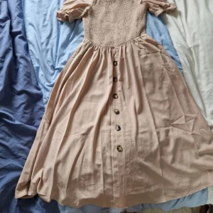 Klänning  - Har aldrig används, jättefin 