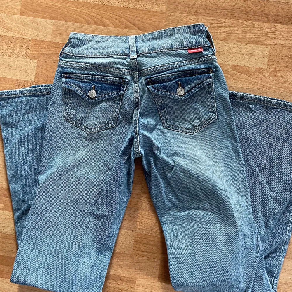 Super fina låga jeans i helt oanvänt och nytt skick. . Jeans & Byxor.