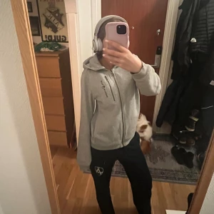 Sail racing hoodie - Säljer denna sail racing hoodie, storlek xxs, super bra skick men används bara inte längre!⭐️⭐️