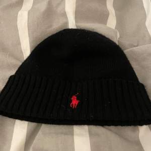 Säljer en grishig Ralph lauren mössa i ett väldigt bra skick, som ny 10/10 skick, säljer för att använder inte längre, har gett mig många komplimanger. Säljer för 549 kr