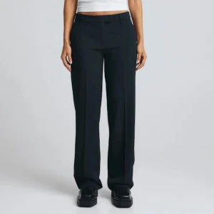 Kostymbyxor  - Säljer dessa kostymbyxor från Bikbok i modellen Maddie. Byxorna är i nyskick och har endast testats av mig men prislappen är tyvärr inte kvar❤️Nypris 499