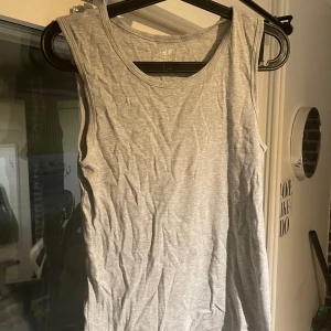  Grå linne  -  Detta gråa linne är använd ca en gång under sommaren. Men kände att Linni är något för mig så därför säljer jag detta nu.