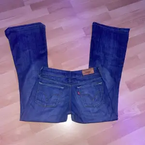 Säljer dessa as snygga jeans💕 storlek Xs modell (booty flare fit) innerben: 77cm Skriv gärna frågor💕💕 och pris kan diskuteras💕💕