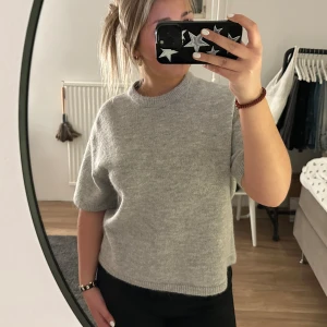 Stickad tshirt  - Stickad tshirt från Gina Tricot, inga defekter använd endast en gång 🩷nypris 300kr