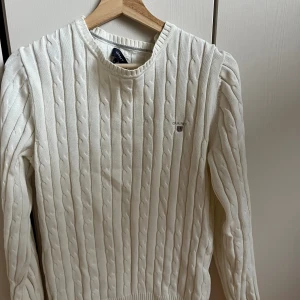 Gant kabelstockad - 7/10  Inga fläckar, använt skick Väldigt fin