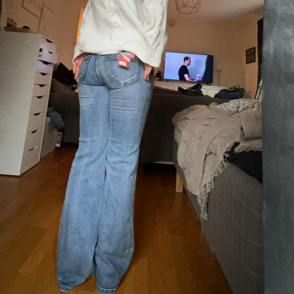 utsvängda lågmidjade jeans! helt nya💕 midjemått: ca 34-38 ( strech i midja )  innerbenslängd: ca 81. Jeans & Byxor.