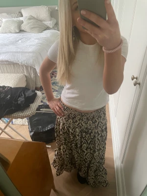 Mönstrad långkjol - Supersnygg mönstrad långkjol från zara. Hör av dig om du har några frågor💗