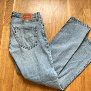Levis jeans - Storlek 31/32 De är använt skick men ändå bra. Skick 8,5/10 Skriv om ni har frågor funderingar!