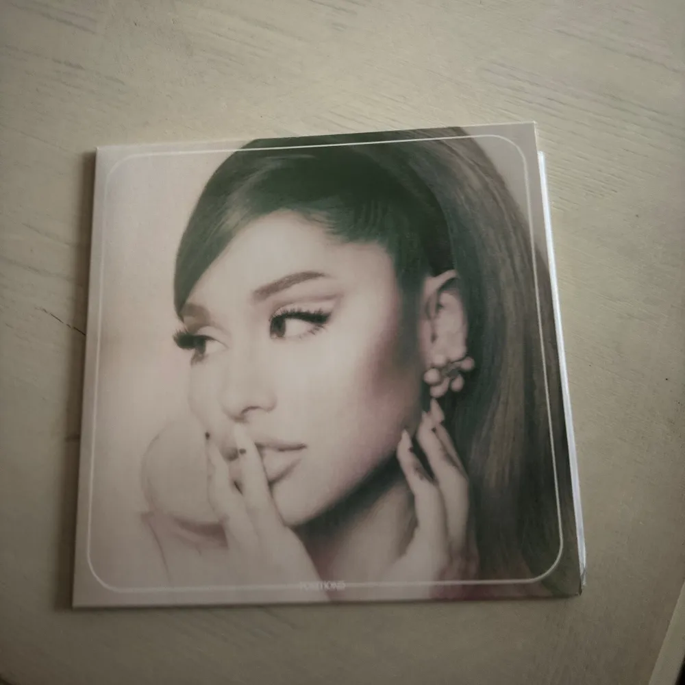 Ariana grande vinyl från albumet Positions! Köpt 2021, frakten är på köparens bekostnad!. Övrigt.