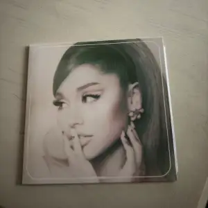 Ariana grande vinyl från albumet Positions! Köpt 2021, frakten är på köparens bekostnad!