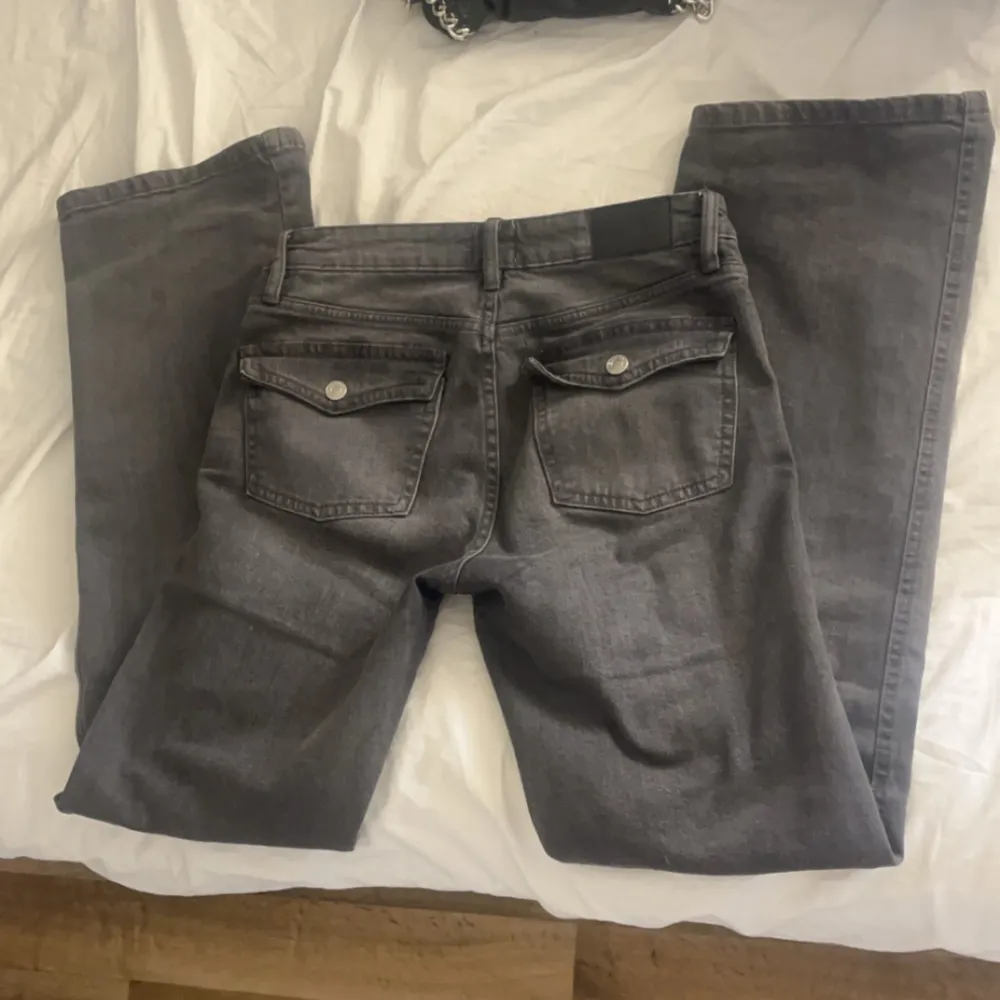 Säljer dessa grå lågmidjade jeans dom är typ helt nya köpte för 400 pris kan diskuteras . Jeans & Byxor.