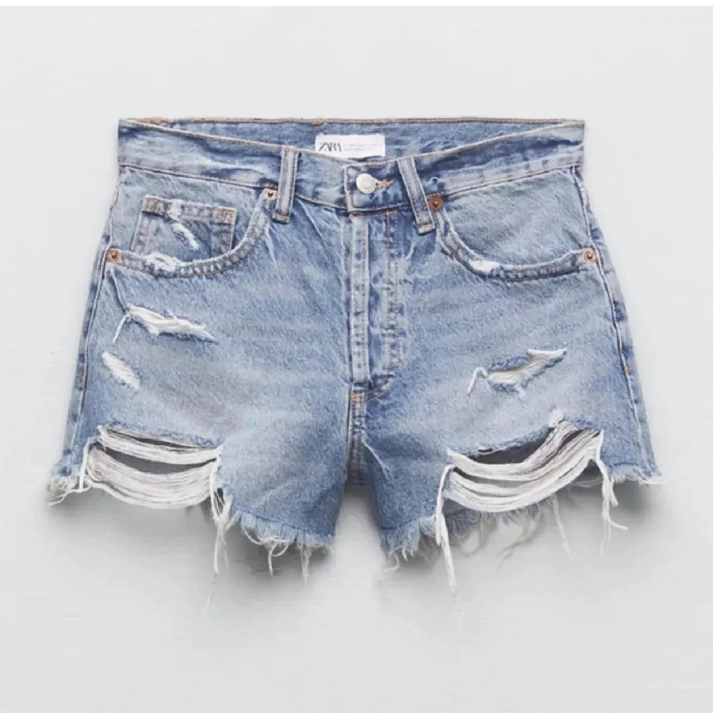 Jätte fina jeans shorts, använda några gånger men inga defekter. Pris kan diskuteras vid snabb affär!. Shorts.