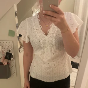 Söt blus - En till söt blus som jag aldrig har använt eftersom jag har en liknande💞 Jag är född 2007 och är ca 158 cm