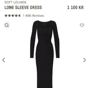 Säljer min fina skims klänning då den tyvärr inte används längre! Så skönt material och formar kroppen så fint!!! Stlk XS men passar någon från XXS-S!!