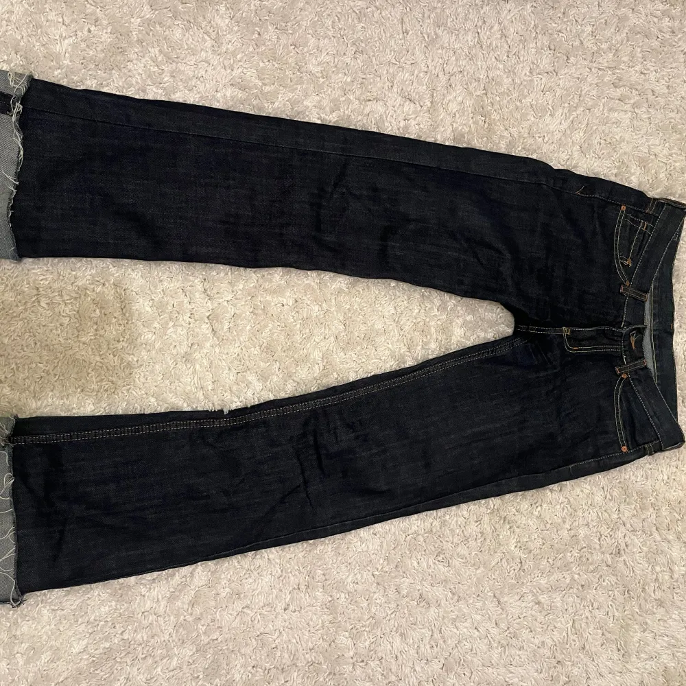 Mörkblå vintage Pepe Jeans jeans. Modellen är bootcut. Storlek M. Går att vika ner längst ner. Ganska långa i modellen.. Jeans & Byxor.