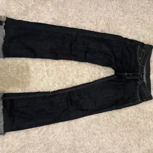 Mörkblå vintage Pepe Jeans jeans. Modellen är bootcut. Storlek M. Går att vika ner längst ner. Ganska långa i modellen.