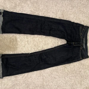 Pepe Jeans vintage bootcut - Mörkblå vintage Pepe Jeans jeans. Modellen är bootcut. Storlek M. Går att vika ner längst ner. Ganska långa i modellen.