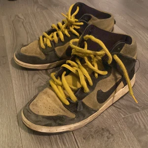 Dunk skate skor - Skorna är i använt skick säljer pga att de är för små pris kan diskuteras.