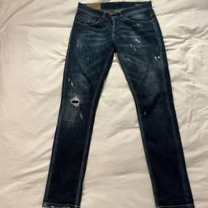 Tja! Säljer ett par Dondup Jeans i storlek 31, modellen är George. Strålande skick, inga defekter. 9,5/10. Nypris cirka 4200. Skriv vid frågor eller funderingar!  Kan självklart gå ner en aning i pris vid en snabb affär!