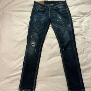 Dondup George - Tja! Säljer ett par Dondup Jeans i storlek 31, modellen är George. Strålande skick, inga defekter. 9,5/10. Nypris cirka 4200. Skriv vid frågor eller funderingar!  Kan självklart gå ner en aning i pris vid en snabb affär!