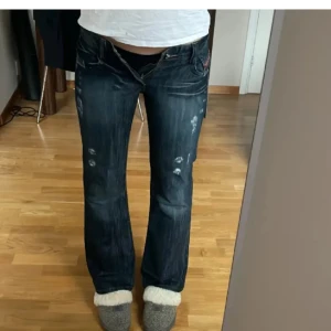 Snygga jeans - Säljer dessa jeans som tyvärr inte passar❤️  Nyskick med prislapp Midjemått rakt över: 39 cm Innerbensmått: 80 cm De från märket c/b❤️ Skriv vid frågor❤️