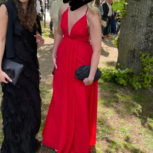 Balklänning - Jättefin röd balklänning som jag nu säljer efter 2 användningar, inga defekter förekommer. Den är ifrån Ivory field och nypris är 1899kr. Köpare står för eventuell frakt😊💕 tveka inte att skriva om det finns frågor