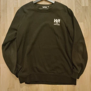 WARP tröja  - Säljer nu min WARP tröja. Storlek XL I bra skick. Kan mötas upp annars är leveransen med köparen 