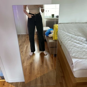 Jeans - Svarta jeans från H&M