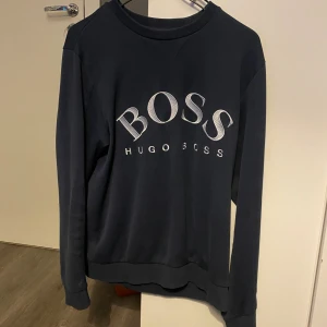 Hugo boss sweatshirt  - Storlek S men sitter lite mindre så kanske en Xs typ. Bra skick förutom att det finns en fläck vid ena armbågen men tror verkligen att den försvinner i tvätten. Stygnen på tvättlapparna har även lossnat lite men sitter fortfarande fast.
