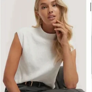 Stickad topp - Säljer denna superfina stickade topp från nakd som är slutsåld. Bilderna är lånade. Den är i superfint skick & passar perfekt nu inför våren. Hör av er vid frågor eller tryck gärna på köp nu ☺️💓 (fri frakt)