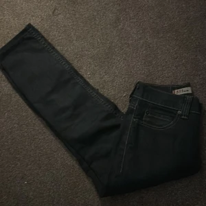 Levis 511 mörkblå - Levis 511 i gott skick, använda fåtal gånger i stl 29 32 ( små i storleken ) 